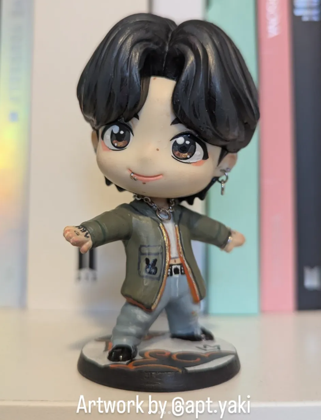 Hand-painted BTS figurines - Golden Jungkook